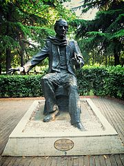 Abidin Dino'nun 1995 senesinde yapılan heykeli Kadıköy'deki Özgürlük Parkı'nda yer almaktadır