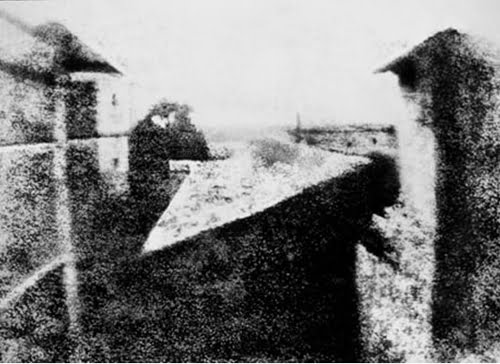 Dünyanın bilinen ilk fotoğrafını görüyorsunuz. Le Gras'ın penceresinden görünüş isimli bu fotoğraf 1826'da çekilmiş. Fransız fotoğrafçı Joseph Nicéphore bu fotoğrafını basım işlemine 'heliography' adını vermiş. Bu fotoğrafın basılması tam 8 saat sürmüş.