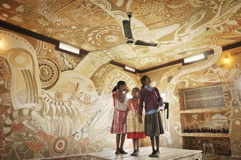 Yusuke Asai, Hindistan // Çamur ile okul içi duvar boyaması