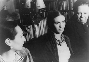 Frida Kahlo (ortada) ve Diego Rivera, 1932, Carl Van Vechten tarafından çekilmiş.
