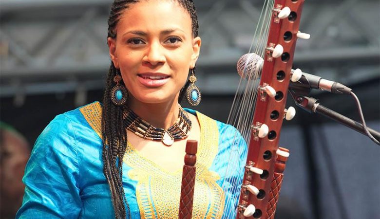 Dünyanın ilk kadın kora virtüözü, Sona Jobarteh konseri