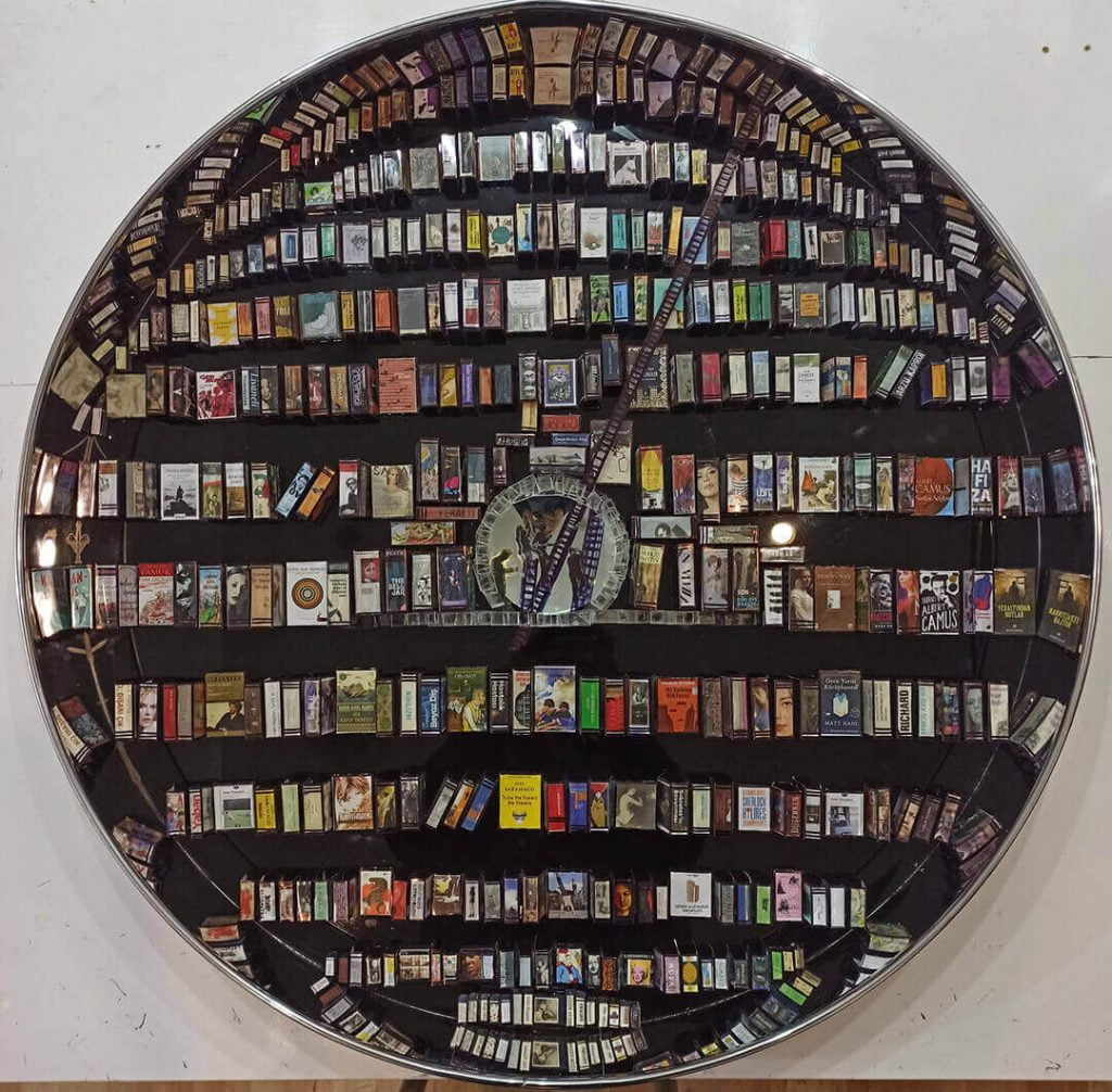 Sanatseverlerin Hayal Gücünü Zorlayan Sanatçı Engin Beyaz, ‘Sanal Kütüphane’ Adlı Kişisel Sergisiyle Galeri Diani’de