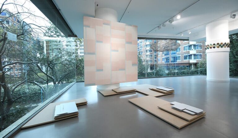 Decollage Art Space, Başka Yer Sergisi