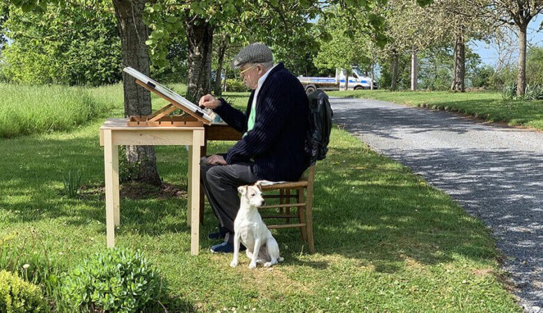 David Hockney köpeği Ruby ile evi çiziyor, 29 Nisan 2019