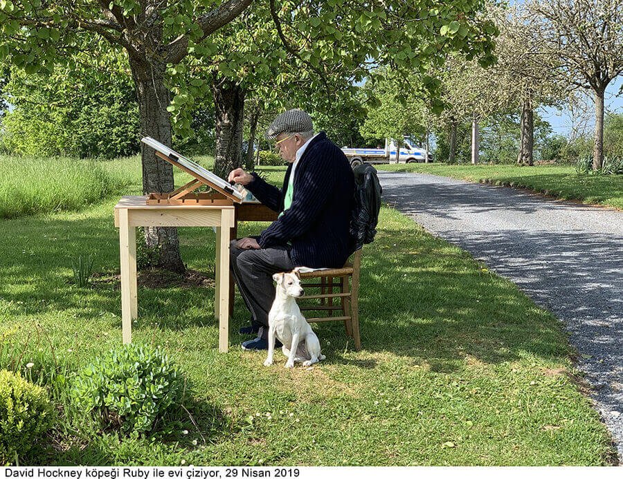 David Hockney köpeği Ruby ile evi çiziyor, 29 Nisan 2019