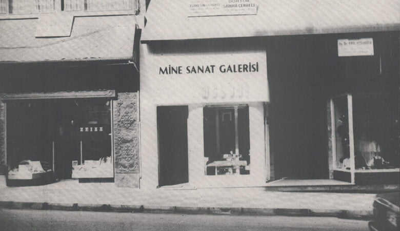 Çağdaş Sanat sergisinin (Mine Sanat Galerisi, Kadıköy, 1987) davetiyesi Salt Araştırma, Mine Sanat Galerisi Arşivi