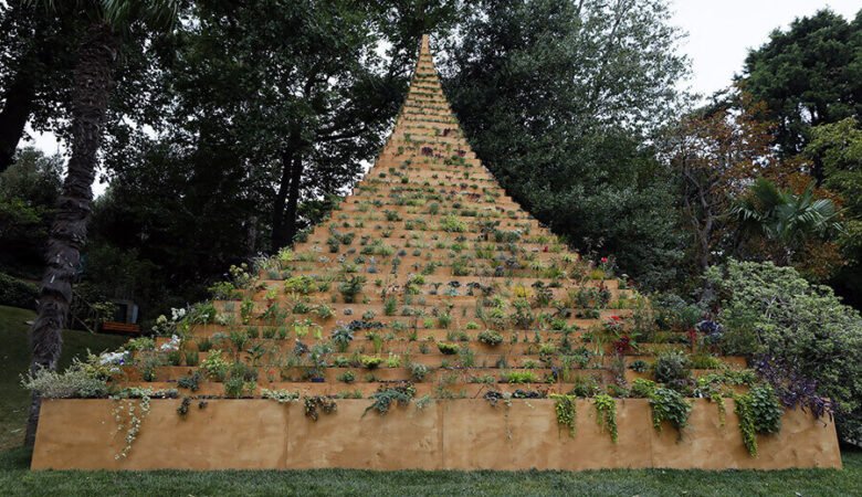 Agnes Denes "Yaşayan Piramit"