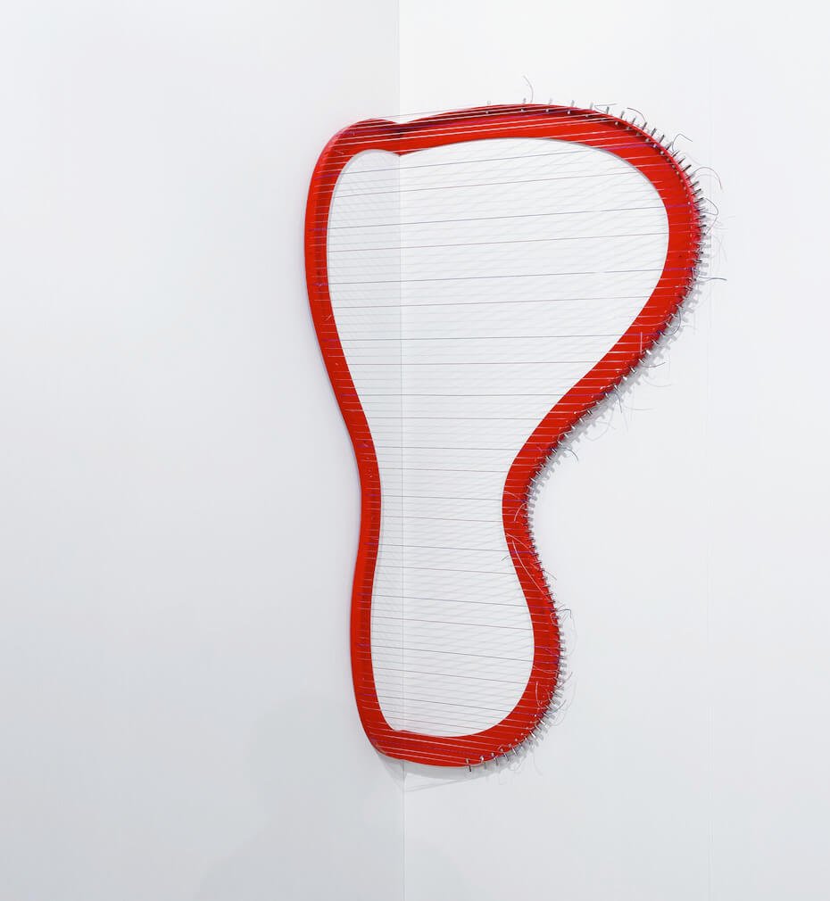 Nevin Aladağ, Köşe Arpı (Rezonans Alanları), 2021, Kırmızı toz boya, çelik, harp mekanizması, teller, 189x89x37cm