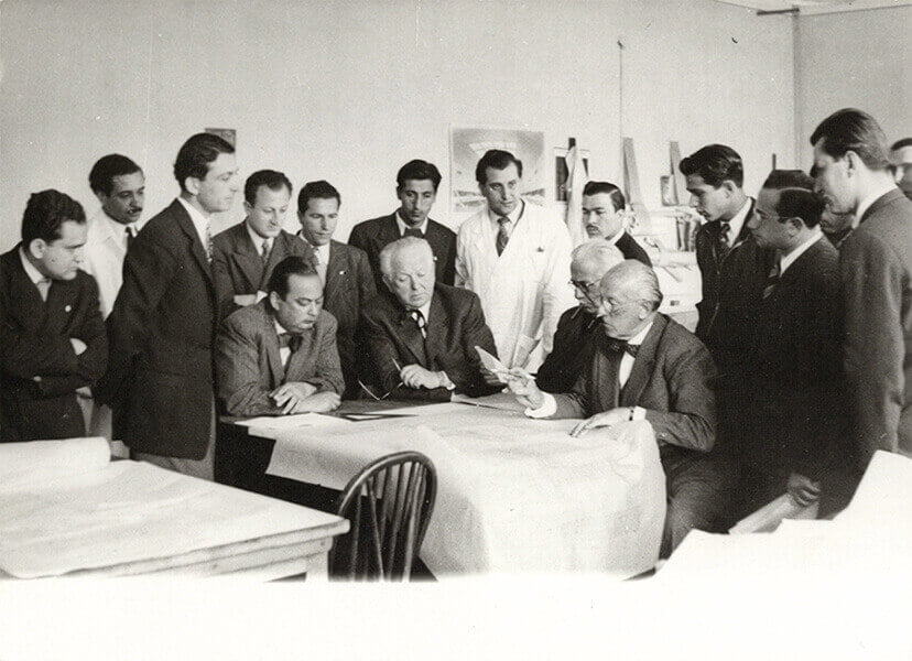 Emin Halid Onat, Clemens Holzmeister, Friedrich Hess ve Paul Bonatz (masada soldan sağa), İstanbul Teknik Üniversitesi’nde (İTÜ) öğrenci projelerini tashih ederken, 1948Salt Araştırma, Harika-Kemali Söylemezoğlu Arşivi