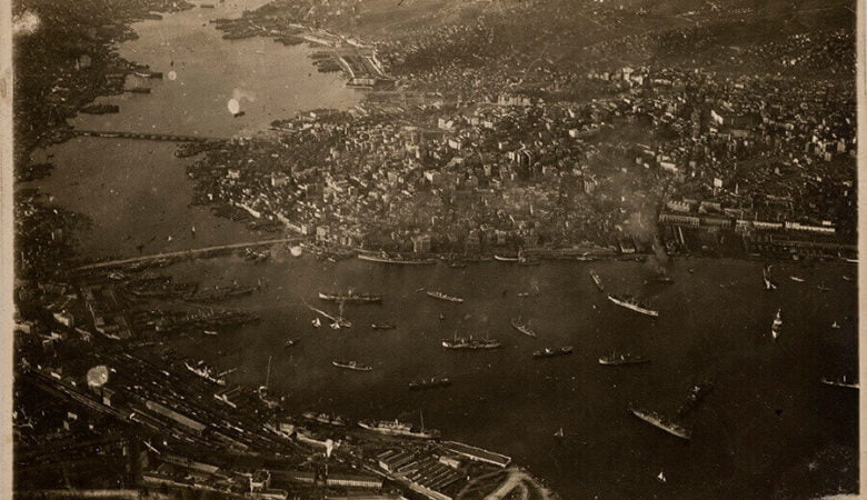 İşgal donanmasını Haliç girişinde gösteren hava fotoğrafı, 3 Ağustos 1919. Suna ve İnan Kıraç Vakfı Fotoğraf Koleksiyonu.