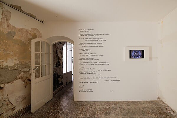 Enstalasyon görseli, Nil Yalter, 1. De Renava Bienali, Ancien Cinéma, fotoğraf: Sisco Felicia