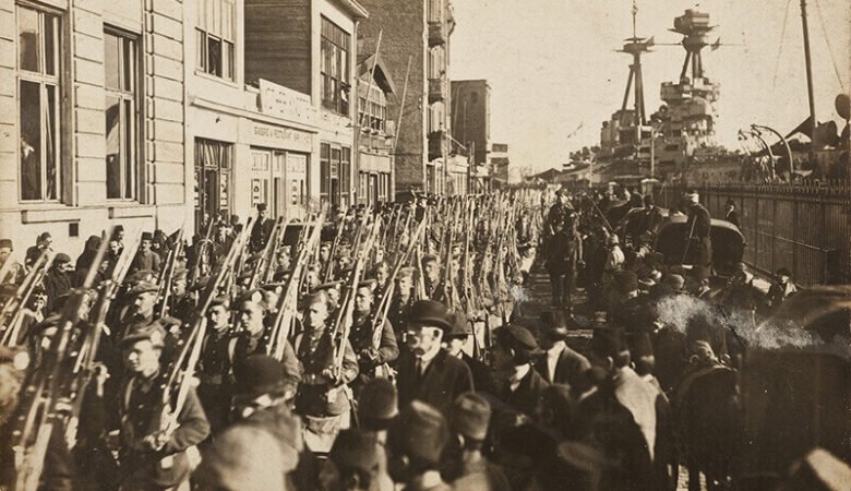 Karaköy’de geçit töreni yapan Britanyalı askerler. Suna ve İnan Kıraç Vakfı Fotoğraf Koleksiyonu