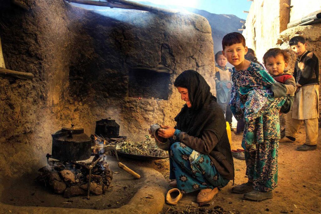 Vega Moqarabi “Perdeyi Aralamak: Afganistan’ın Kadınları”