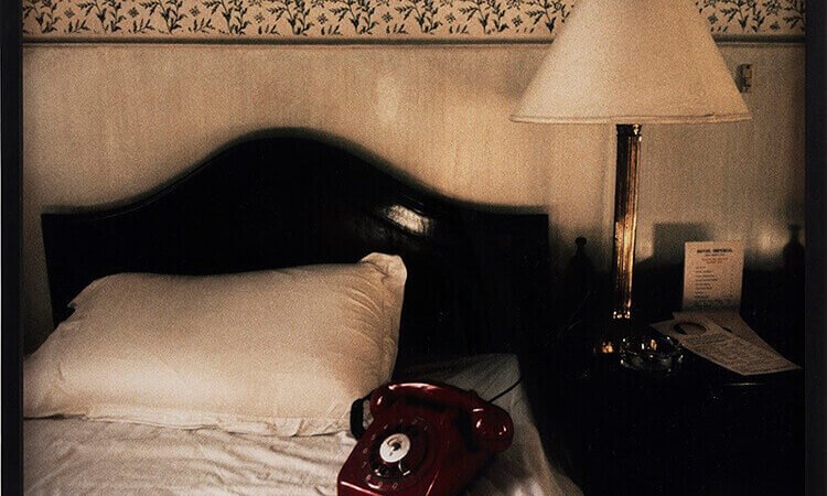 Sophie Calle, Zarif Acı, 1984-2003, İki renkli fotoğraf, iki nakış işleme, keten, aluminyum, çerçeve, 194 x 130 cm (toplam), detay, Ed 3 + 1 AP. Sanatçı ve Perrotin'in izniyle. © Sophie Calle. Fotoğraf ADAGP Paris, 2023, Claire Dorn