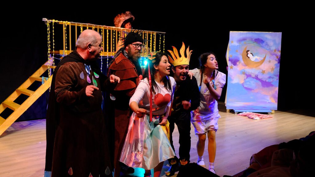 Ayvalık Belediye Tiyatrosu, Depremzede Çocuklara Armağan: "Özgür Kuş" Oyunu!