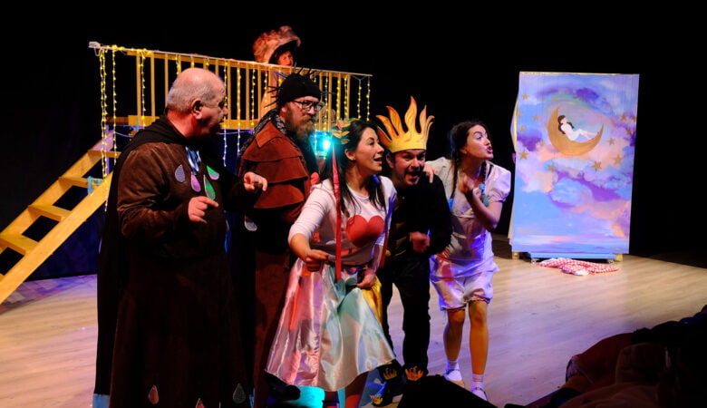 Ayvalık Belediye Tiyatrosu, Depremzede Çocuklara Armağan: "Özgür Kuş" Oyunu!