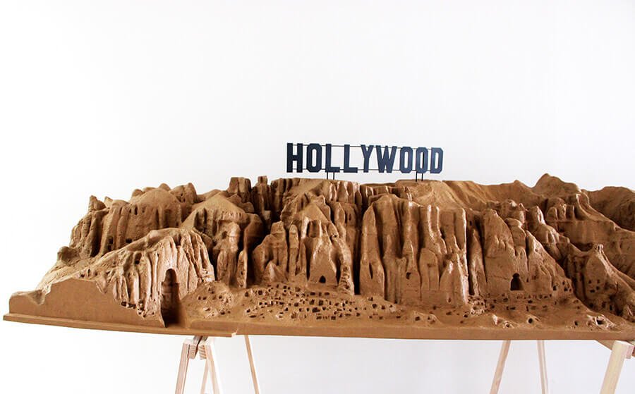 Serkan Demir, Hollywood (detay), 2023 Polyester, yağlı boya, ahşap taşıyıcı ayaklar, 415x73x52 cm