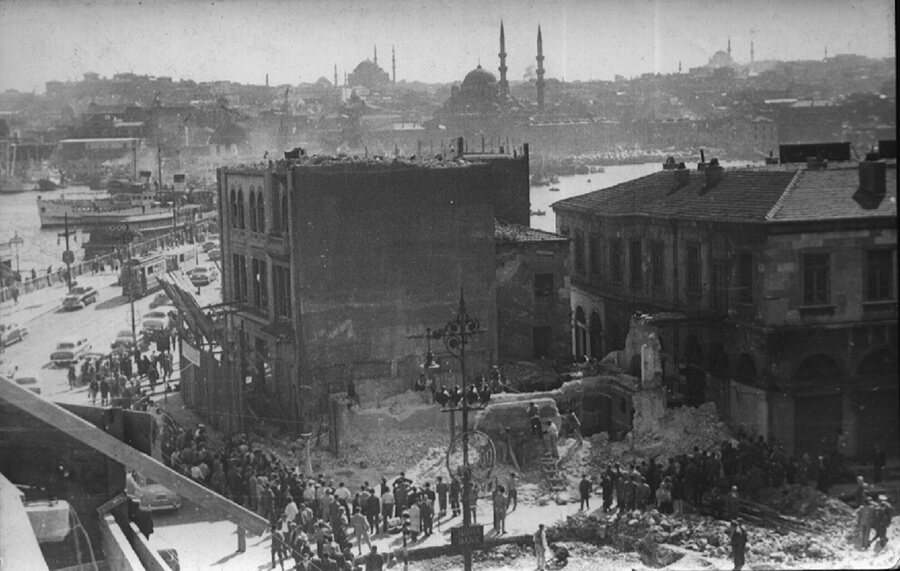 1958 yıkımları sırasında Karaköy Meydanı Salt Araştırma, Fotoğraf ve Kartpostal Arşivi