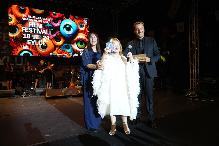Adana Uluslararası Altın Koza Film Festivali Emek Ödülleri Verildi. Belkıs Özener