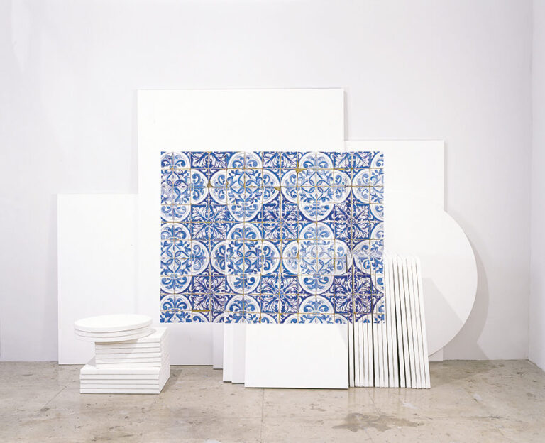 "Gelecek Hatıraları" sergisi / Adriana Varejão, Tuvaller Üzerine Karo Seramik Döşeme, 1999. 45 tuvalden oluşan tuval üzerine yağlı boya yerleştirme. Değişken boyutlarda. Sanatçı ve Monica ve Oded Goldberg Koleksiyonu izniyle
