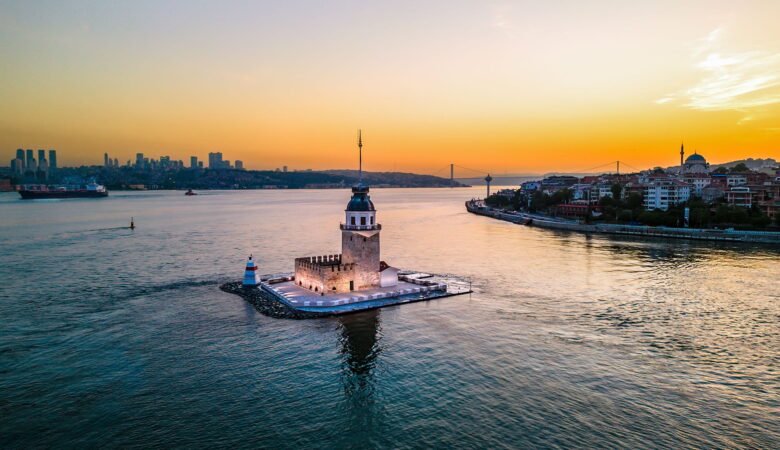 Gündoğarken İstanbul, Kız kulesi ve Boğaz ( Fotoğraf: Esra Kaya )