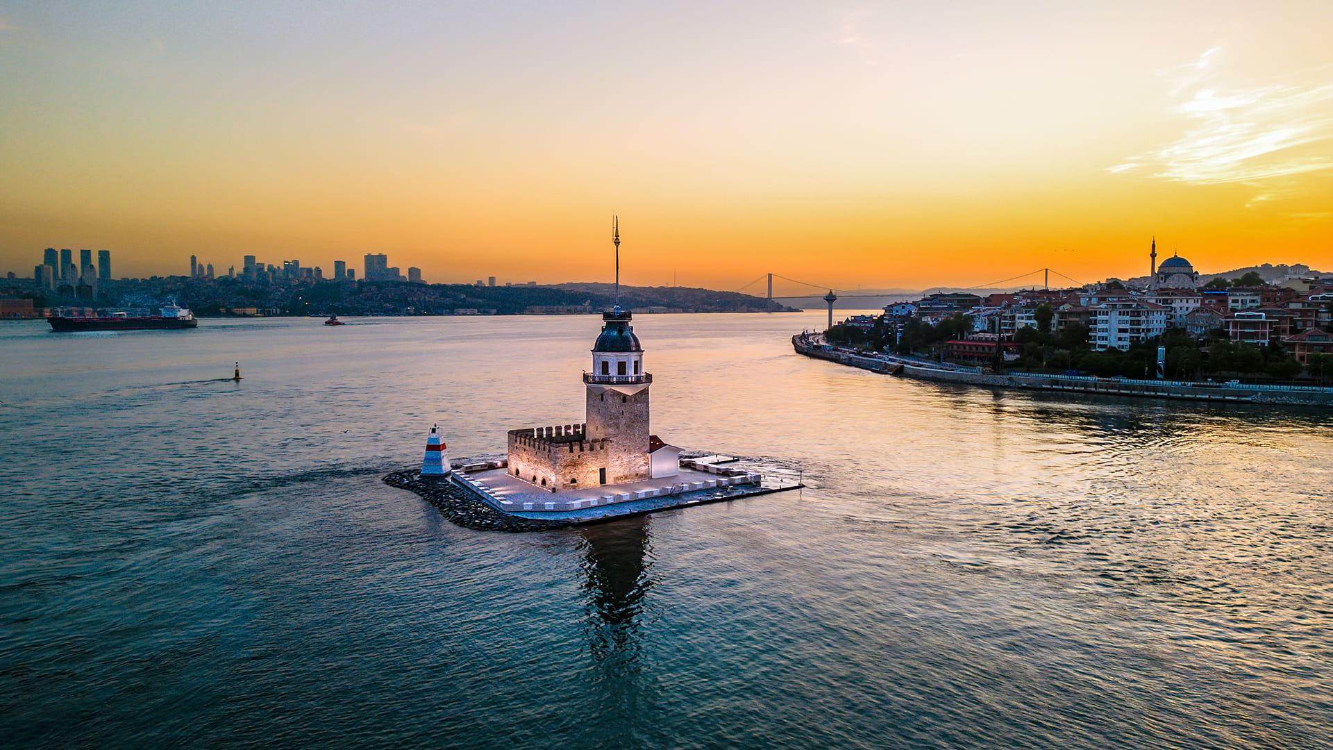 Gündoğarken İstanbul, Kız kulesi ve Boğaz ( Fotoğraf: Esra Kaya )