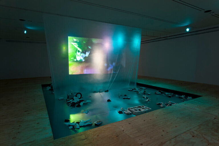 Candice Lin, "Sert, Beyaz Bir Beden, Geçirgen Bir Astar", 2017. Yerleştirme, çeşitli boyutlarda. Sanatçının, François Ghebaly Galeri’nin ve Chicago Üniversitesi Reva ve David Logan Sanat Merkezi’nin izniyle. (Fotoğraf: Robert Chase Heishman