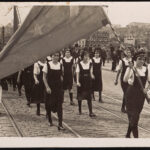 Cumhuriyet Bayramı kutlamalarına katılan öğrenciler Galata Köprüsü İBB Atatürk Kitaplığı Arşivi