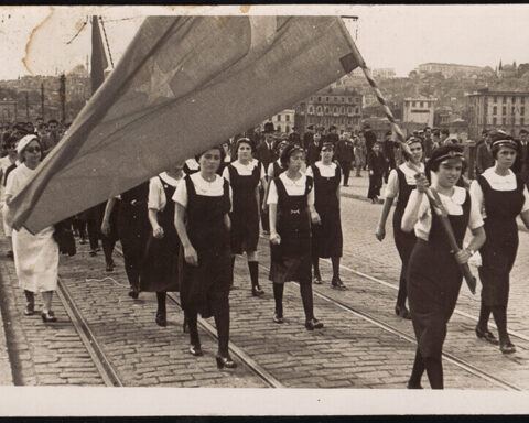 Cumhuriyet Bayramı kutlamalarına katılan öğrenciler Galata Köprüsü İBB Atatürk Kitaplığı Arşivi
