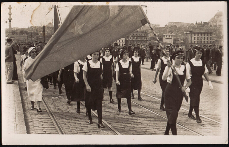 Cumhuriyet Bayramı kutlamalarına katılan öğrenciler Galata Köprüsü İBB Atatürk Kitaplığı Arşivi