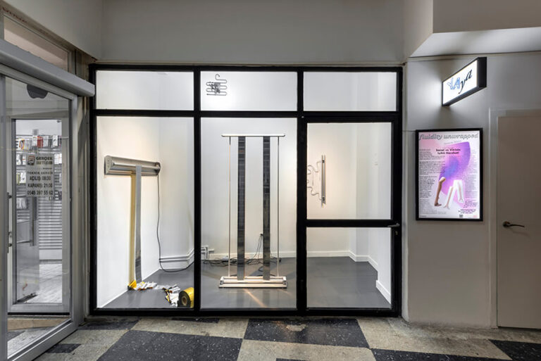 Fluidity Unwrapped, 2023 Elektrikli afiş teşhir ünitesi, kablolar, zamanlayıcı, alüminyum folyo, alüminyum, delikli montaj hattı (çelik), paslanmaz çelik bilyeli zincir, gergi yayı, kancalı askılar, askı, çelik Değişken ölçüler