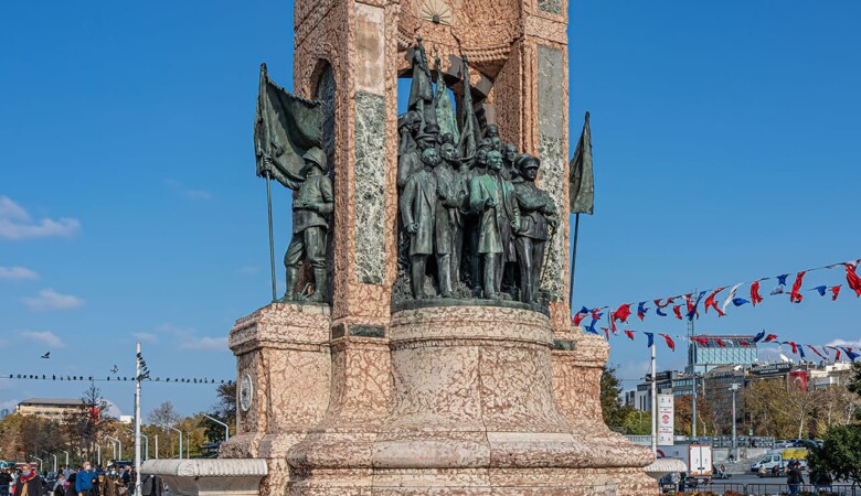 İtalyan heykeltıraş Pietro Canonica'ya yaptırılan Cumhuriyet Anıtı (Taksim) iki genç Türk; Hadi Bey ve Sabiha Hanım'in yardımlarıyla, 1928'de tamamlanmıştır. 8 Ağustos 1928'de açılan anıtın, kaide ve çevre düzeni mimar Giulio Mongeri tarafından yapılmıştır.