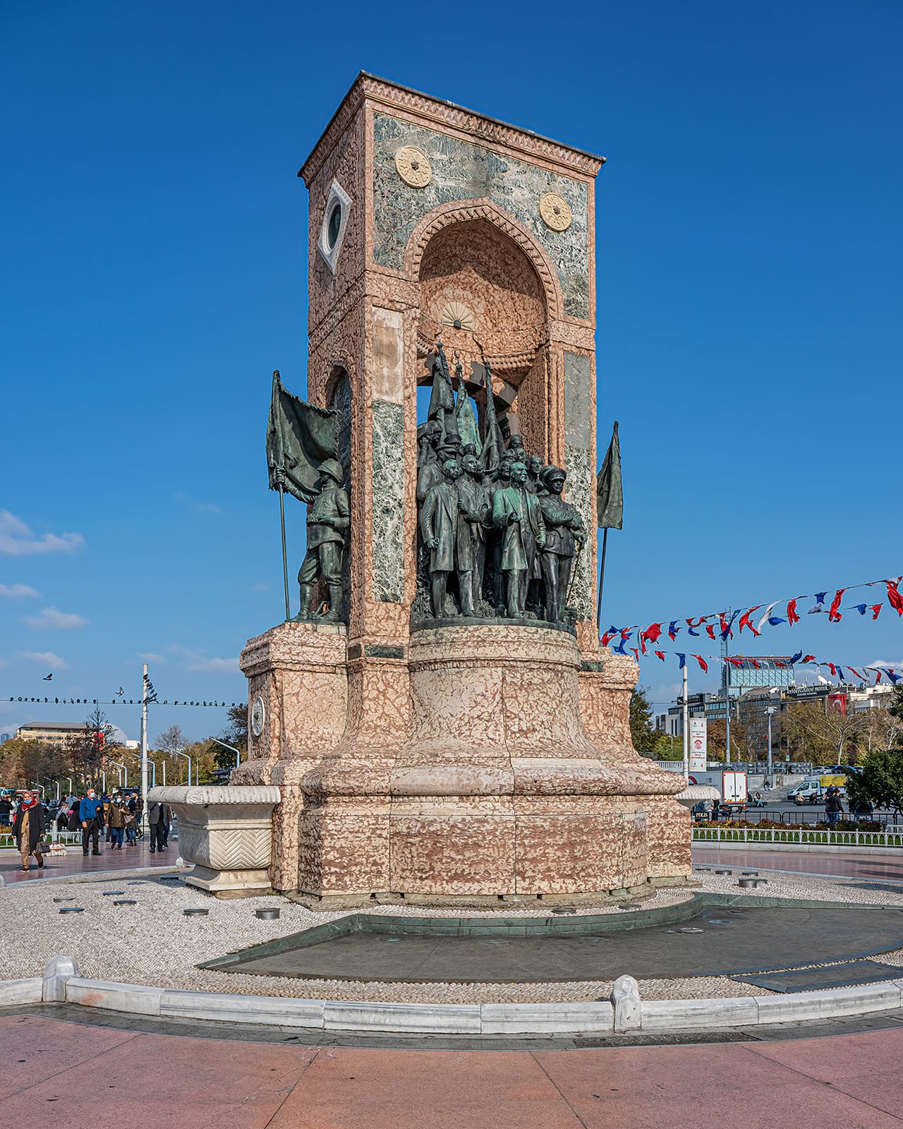 İtalyan heykeltıraş Pietro Canonica'ya yaptırılan Cumhuriyet Anıtı (Taksim) iki genç Türk; Hadi Bey ve Sabiha Hanım'in yardımlarıyla, 1928'de tamamlanmıştır. 8 Ağustos 1928'de açılan anıtın, kaide ve çevre düzeni mimar Giulio Mongeri tarafından yapılmıştır.
