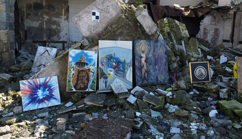 Antakya’da sanatçılar yıkıntıların arasında eserlerini sergiledi
