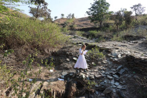 Ayça Ceylan “Heal with ancient friend water!” performansından.