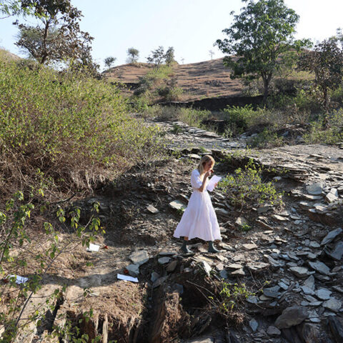 Ayça Ceylan “Heal with ancient friend water!” performansından.