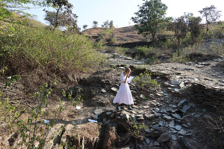 Ayça Ceylan “Heal with ancient friend water!” performansından.