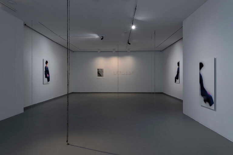 Zeynep Kayan, "sandalye ile ikinci kez" sergisi, Zilberman Istanbul, 2024. Fotoğraf: © Kayhan Kaygusuz; Zilberman'ın izniyle.