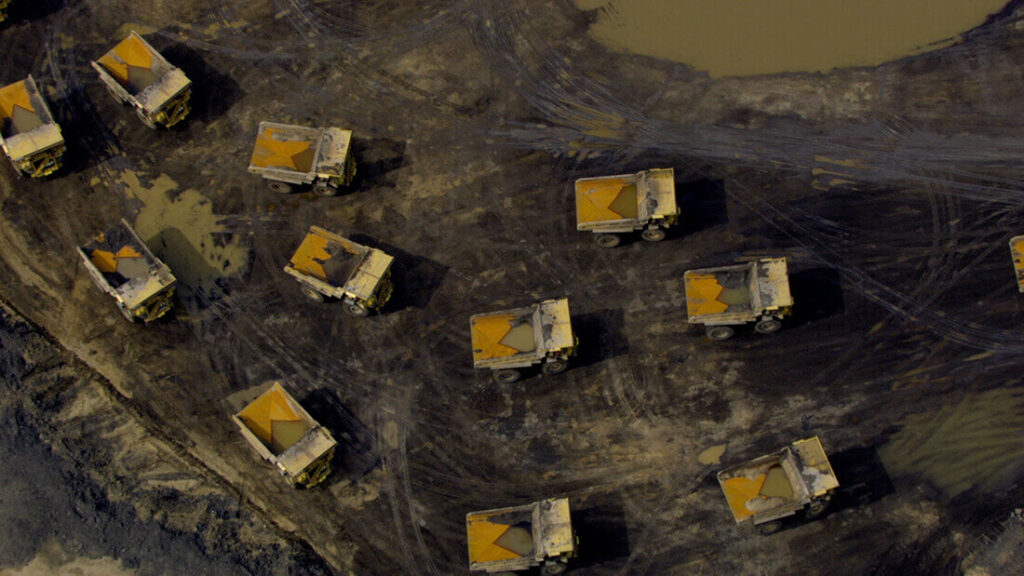 Petropolis: Aerial Perspectives on the Alberta Tar Sands [Petropolis: Alberta Katran Kumullarına Havadan Bakış] (2009) filminden bir kare Peter Mettler’in izniyle