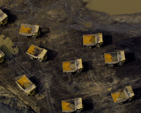Petropolis: Aerial Perspectives on the Alberta Tar Sands [Petropolis: Alberta Katran Kumullarına Havadan Bakış] (2009) filminden bir kare Peter Mettler’in izniyle