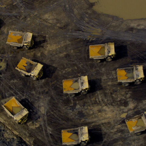 Petropolis: Aerial Perspectives on the Alberta Tar Sands [Petropolis: Alberta Katran Kumullarına Havadan Bakış] (2009) filminden bir kare Peter Mettler’in izniyle