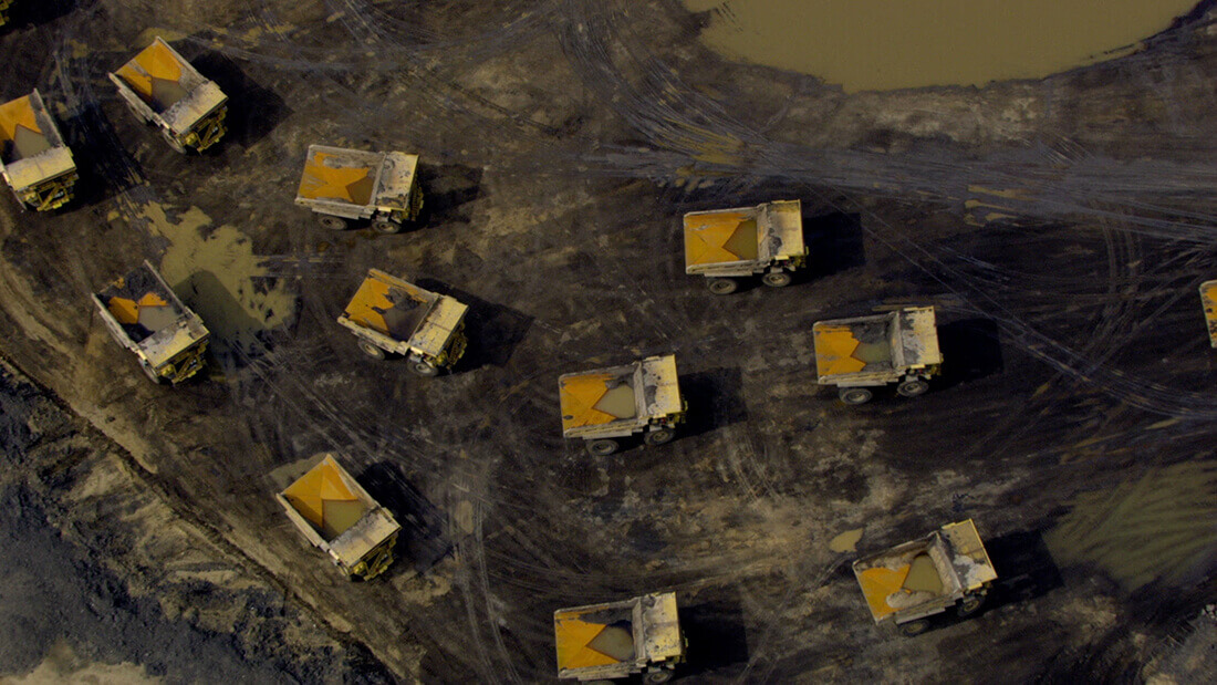 Petropolis: Aerial Perspectives on the Alberta Tar Sands [Petropolis: Alberta Katran Kumullarına Havadan Bakış] (2009) filminden bir kare Peter Mettler’in izniyle