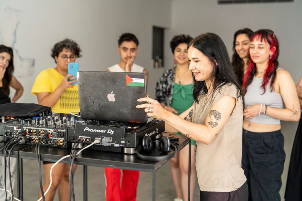 Rumina ile DJ’lik atölyesi (Fotoğraf: Zeynep Fırat, SANATORIUM’un izniyle)