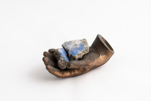 Hera Büyüktaşcıyan, The Sky in My Palm, 2018, Bronz, Livissi'deki bir duvardan parçalar, 7 x 18,5 x 9 cm Sanatçının ve Green Art Gallery Dubai’nin izniyle. Fotoğraf: Zeynep Fırat