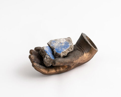 Hera Büyüktaşcıyan, The Sky in My Palm, 2018, Bronz, Livissi'deki bir duvardan parçalar, 7 x 18,5 x 9 cm Sanatçının ve Green Art Gallery Dubai’nin izniyle. Fotoğraf: Zeynep Fırat