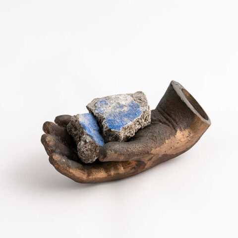 Hera Büyüktaşcıyan, The Sky in My Palm, 2018, Bronz, Livissi'deki bir duvardan parçalar, 7 x 18,5 x 9 cm Sanatçının ve Green Art Gallery Dubai’nin izniyle. Fotoğraf: Zeynep Fırat