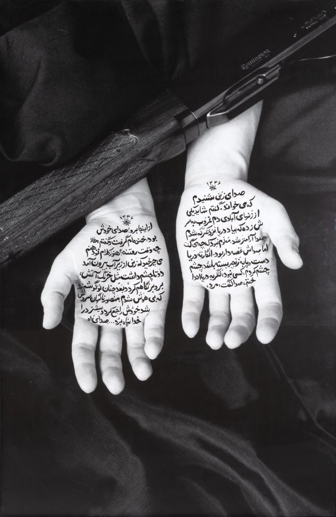 Shirin Neshat, Allah'ın Kadınları serisi, 1994, mürekkep ve siyah beyaz baskı, RC kâğıdına, Barbara Gladstone Galerisi.