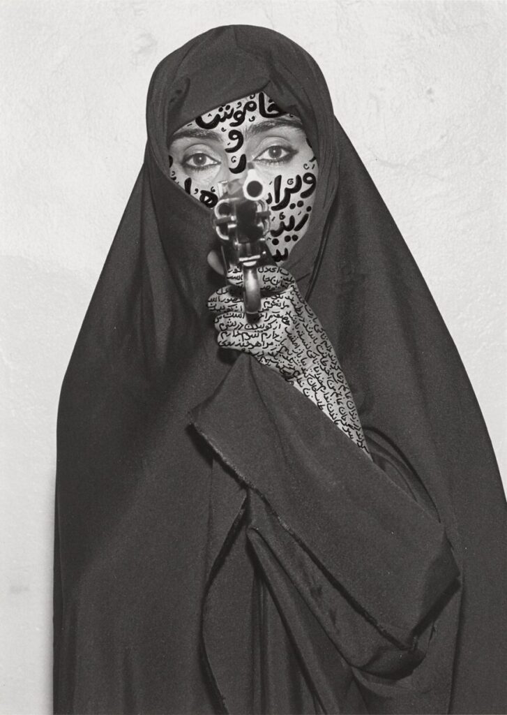 Shirin Neshat, Yüzsüz, Allah'ın Kadınları serisi, 1994, mürekkep ve siyah beyaz baskı, RC kağıdına, Barbara Gladstone Galerisi