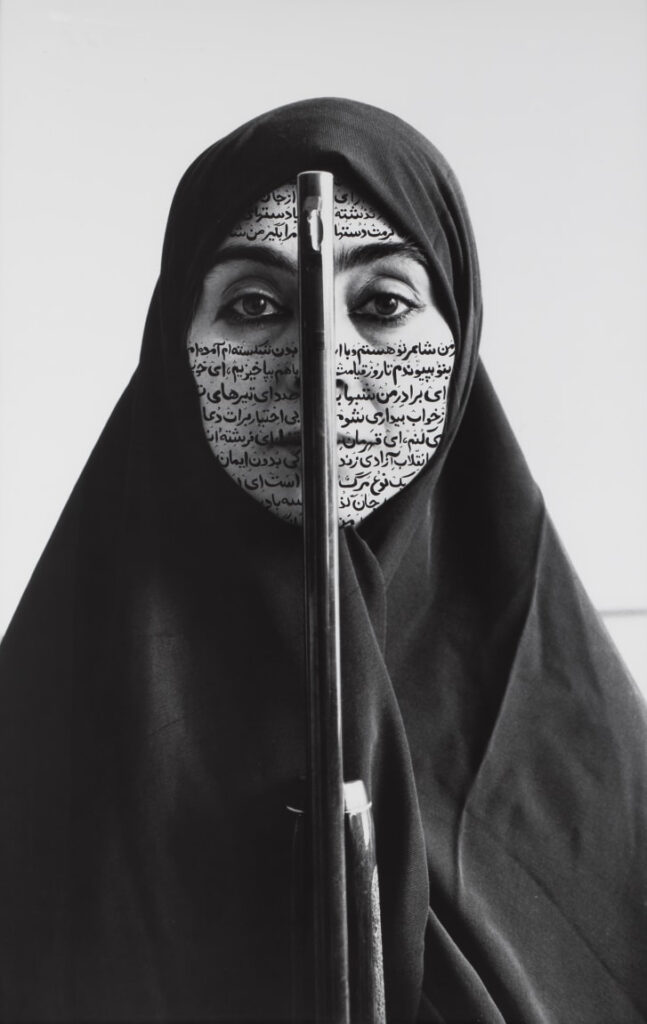 Shirin Neshat, İsyankar Sessizlik, Allah'ın Kadınları serisi, 1994, mürekkep ve siyah beyaz baskı, RC kağıdına, Barbara Gladstone Galerisi.