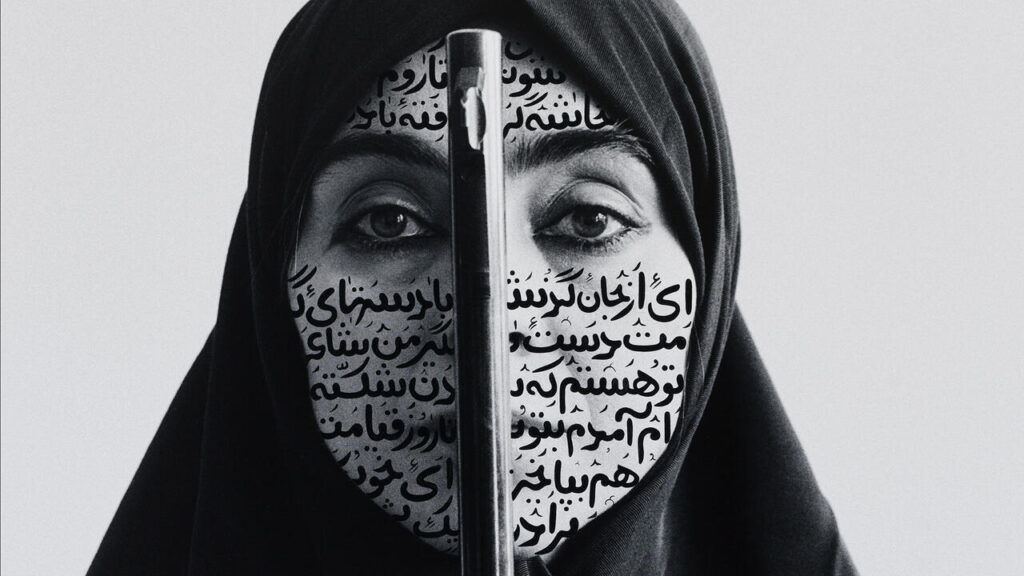 Shirin Neshat, İsyankar Sessizlik, Allah’ın Kadınları serisi, 1994, mürekkep ve siyah beyaz baskı, RC kağıdına, Barbara Gladstone Galerisi.